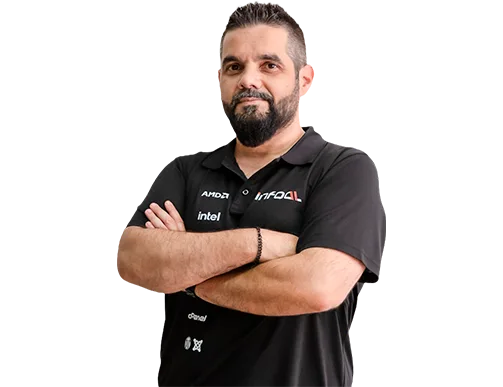 Hombre cruzando brazos con camiseta de patrocinadores