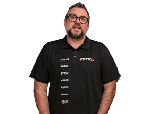 Hombre con camiseta de marcas tecnológicas