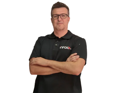 Hombre con camisa negra con logo de Infoal
