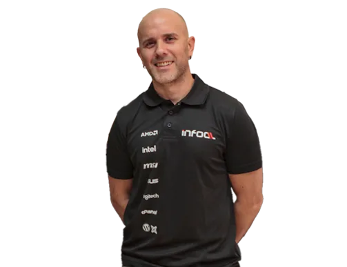 Hombre sonriente con camiseta negra de patrocinadores