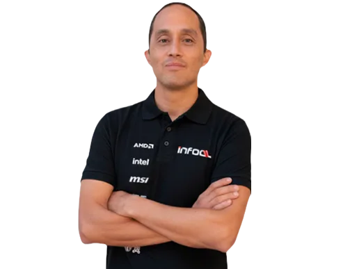 Hombre con polo patrocinado cruzado de brazos